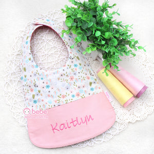 HPB901 白色花花拼粉紅色袋口繡名口水肩 (防水底布) White Floral Patterned Personalized Bib with Pink Pouch (Waterproof Bottom Layer)