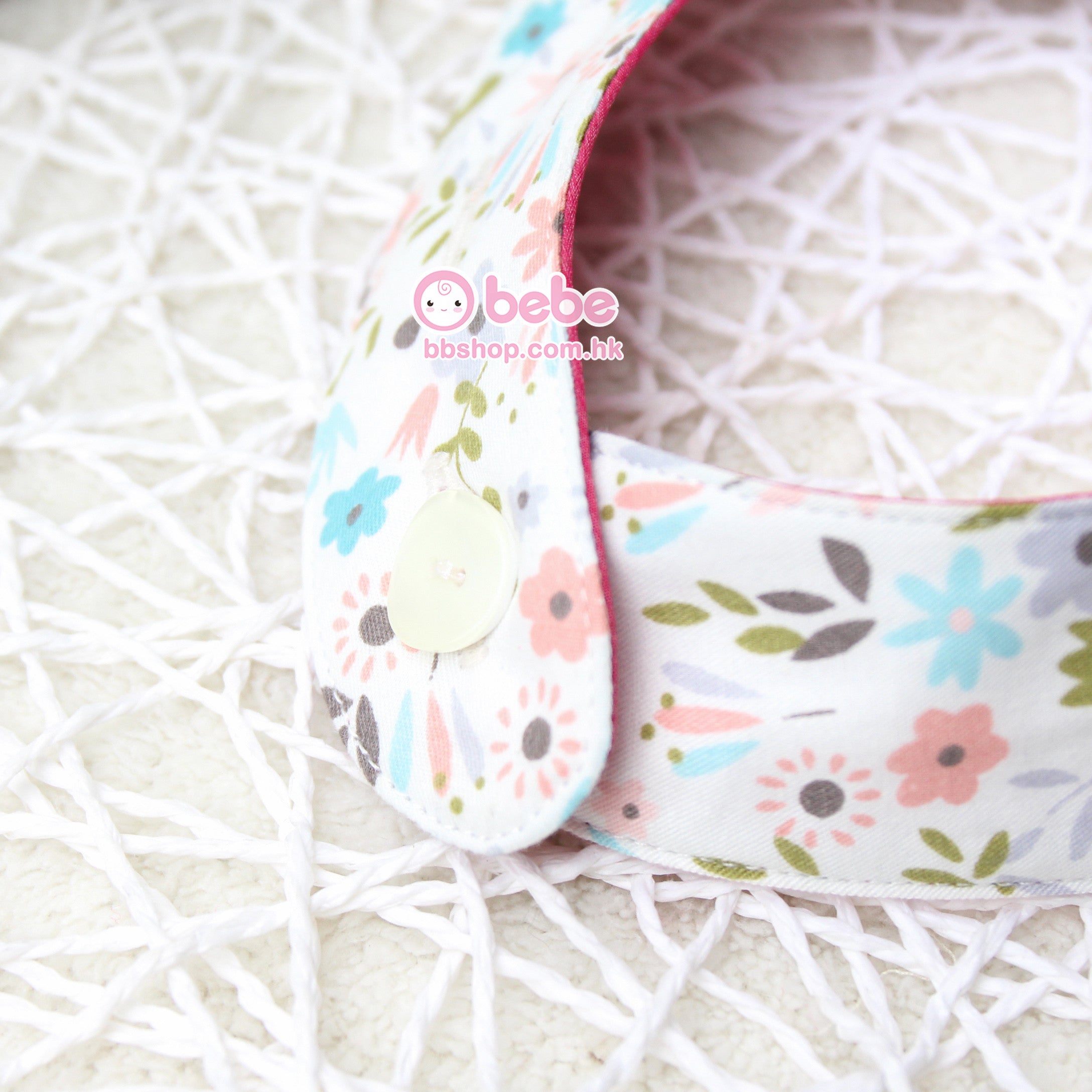 HPB901 白色花花拼粉紅色袋口繡名口水肩 (防水底布) White Floral Patterned Personalized Bib with Pink Pouch (Waterproof Bottom Layer)