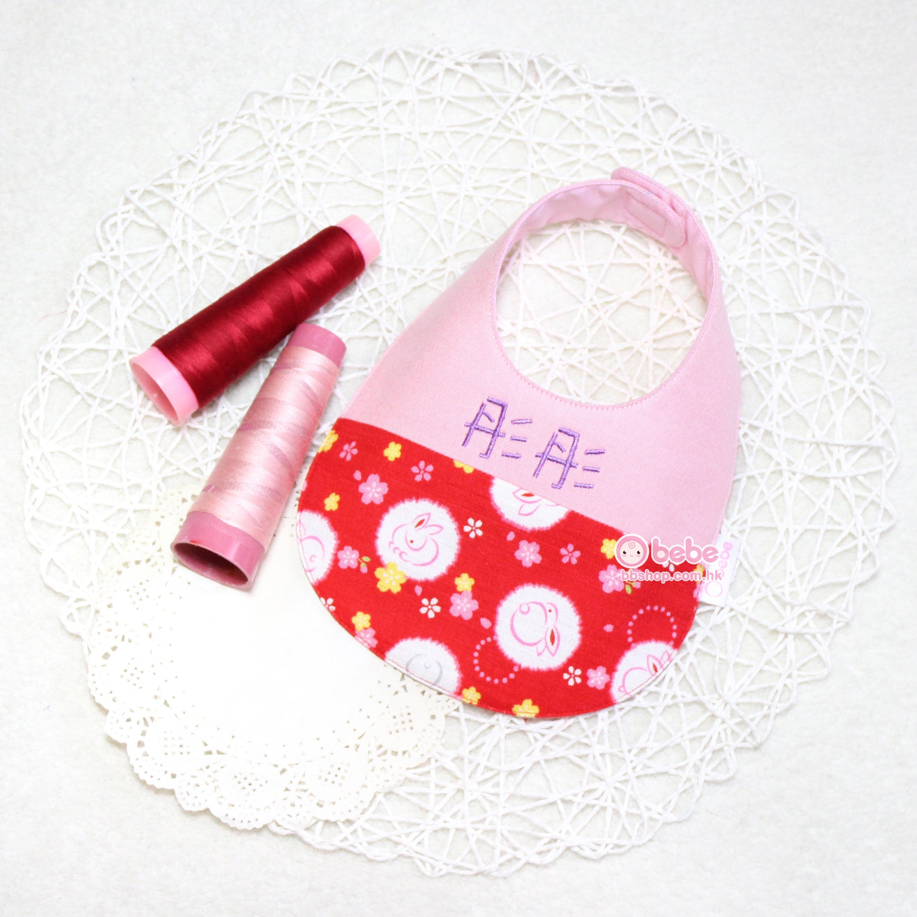 GS101 紅色小兔繡名口水肩及嬰兒帽套裝連禮物袋 Handmade Red Rabbits New-born Baby Gift Set (Bib, Hat and Gift Bag)